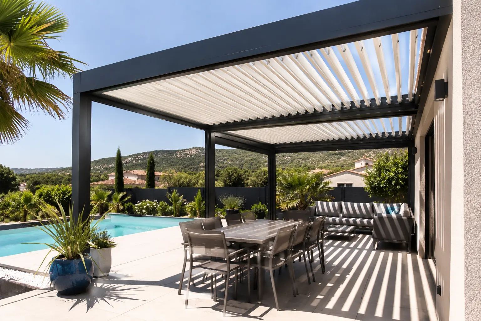 Pergola bioclimatique au bord d'une piscine